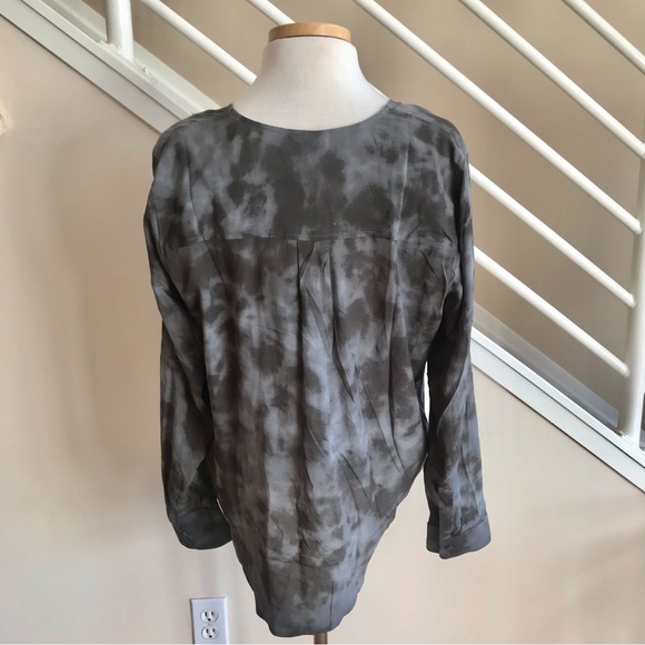 NWT Rails Hillary Tie Dye Long Sleeve Surplice Crossover Blouse Slate Gray Sze M - Picture 6 of 16